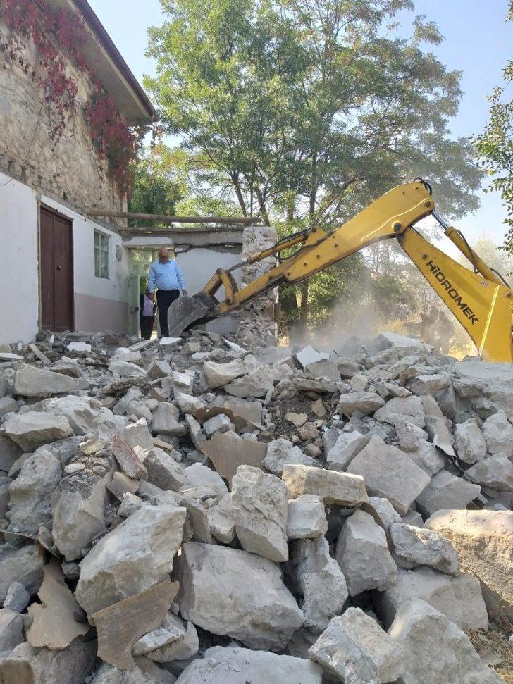 Duvarları çatlamıştı, kontrollü yıkımı yapıldı G4