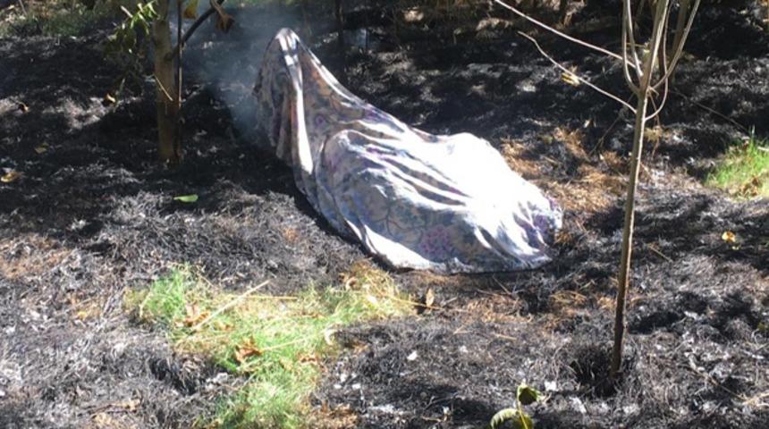 Kuru yaprakları yakarken alevlerin arasında kalarak can verdi