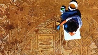 Kaçak kazıda bulunan mozaik gün ışığına çıkarılıyor