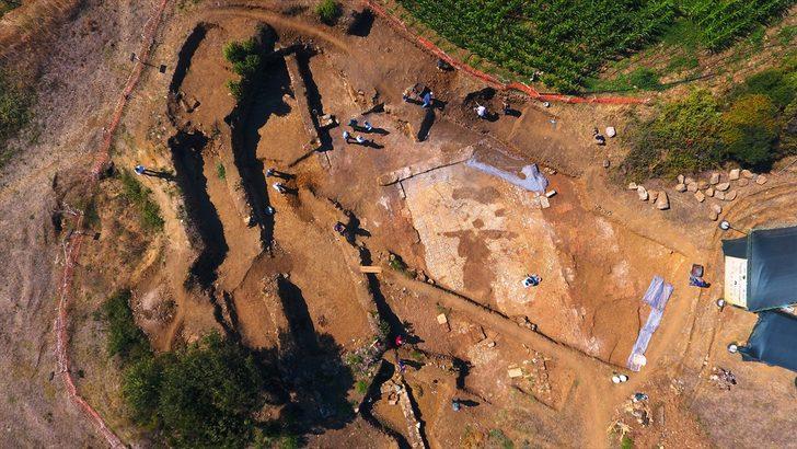 Kaçak kazıda bulunan mozaik gün ışığına çıkarılıyor G3