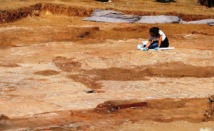 Kaçak kazıda bulunan mozaik gün ışığına çıkarılıyor G4