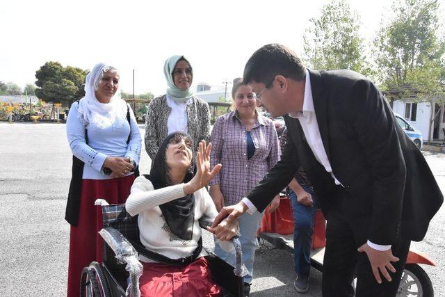 İtfaiye erleri kendi aralarında topladıkları para ile iki engellinin yüzünü güldürdü