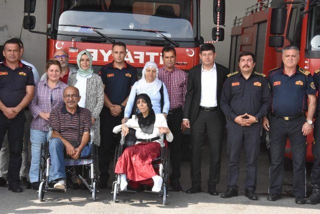 İtfaiye erleri kendi aralarında topladıkları para ile iki engellinin yüzünü güldürdü