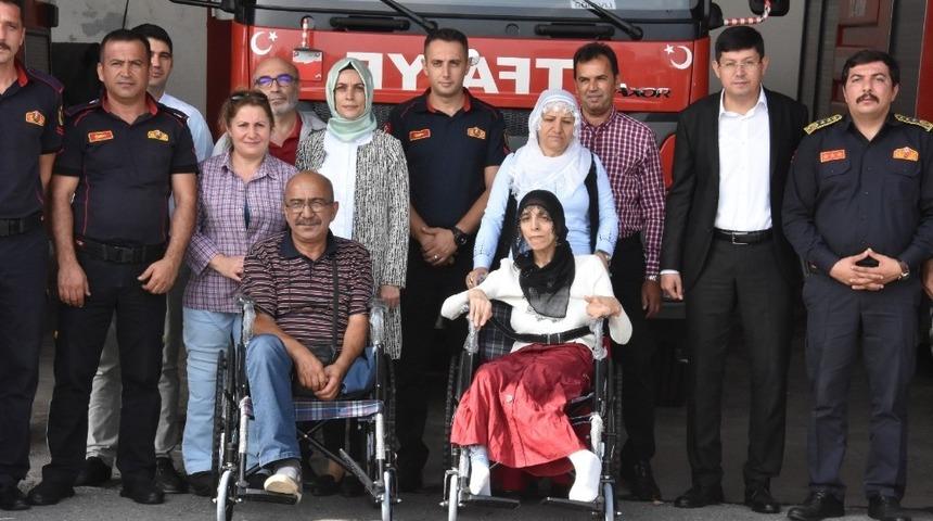 İtfaiye erleri kendi aralarında topladıkları para ile iki engellinin yüzünü güldürdü