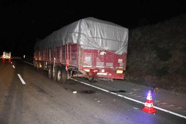 Sucuk yüklü minibüs, TIR'a arkadan çarptı: 4 yaralı