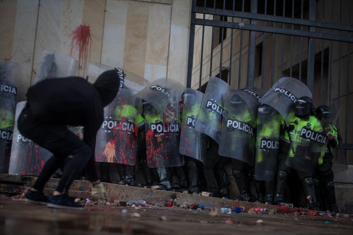 Kolombiya&rsquo;daki &ouml;ğrenci protestolarında ortalık savaş alanına d&ouml;nd&uuml;