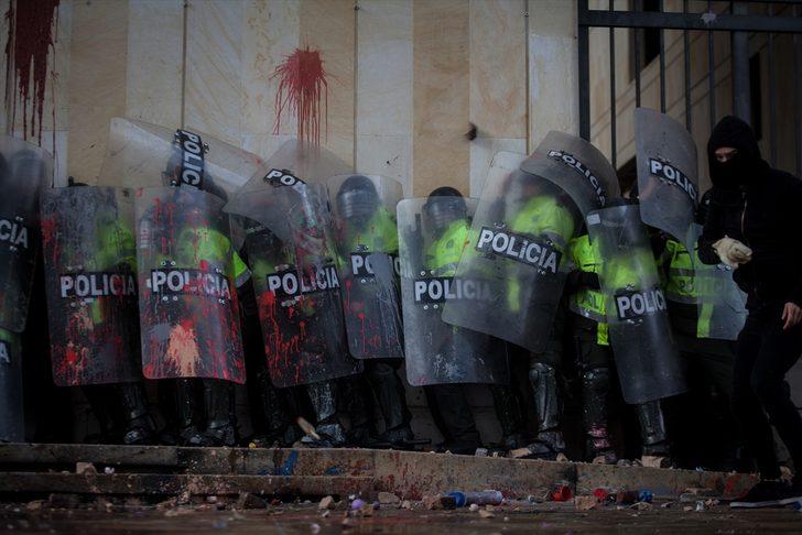Kolombiya’daki öğrenci protestolarında ortalık savaş alanına döndü G3