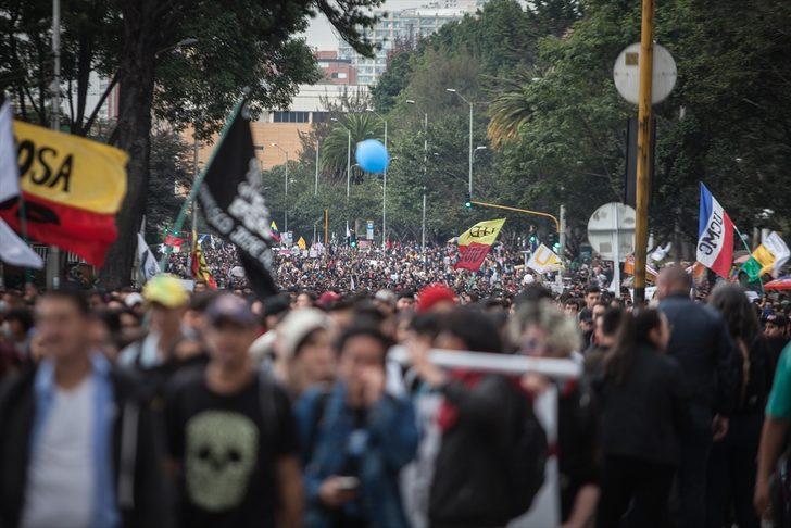 Kolombiya’daki öğrenci protestolarında ortalık savaş alanına döndü G4