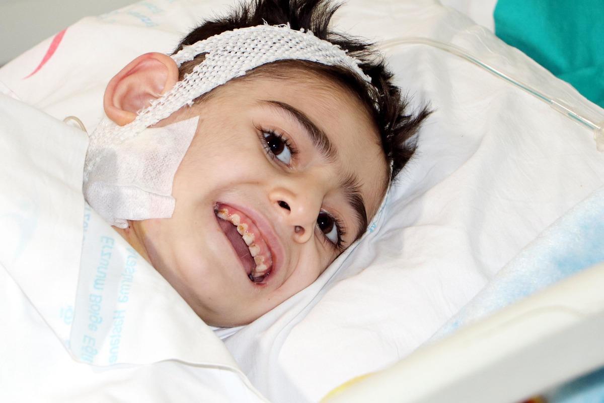 Oyun oynarken sıcak su kazanına d&uuml;şen &ccedil;ocuğun v&uuml;cudunun yarısı yandı