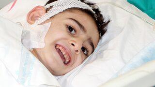 Oyun oynarken sıcak su kazanına düşen çocuğun vücudunun yarısı yandı