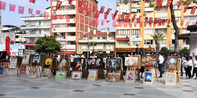 Öğrencilerin eserleri belediye meydanında sergilendi