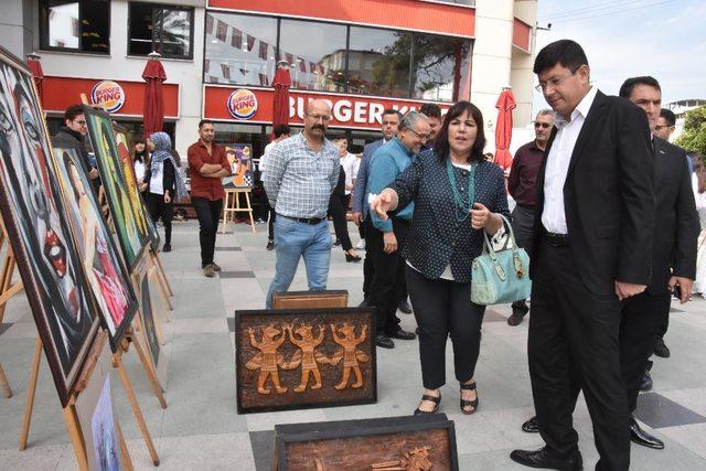 Öğrencilerin eserleri belediye meydanında sergilendi