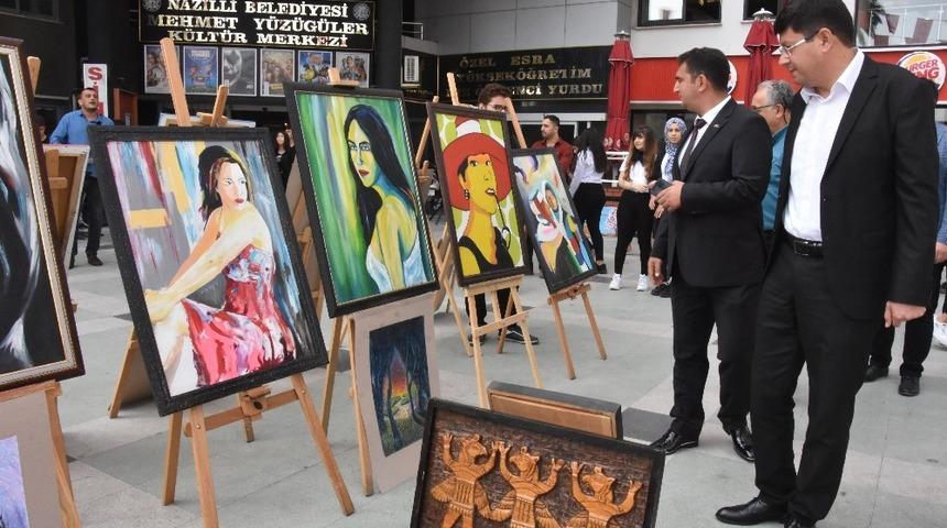 &Ouml;ğrencilerin eserleri belediye meydanında sergilendi