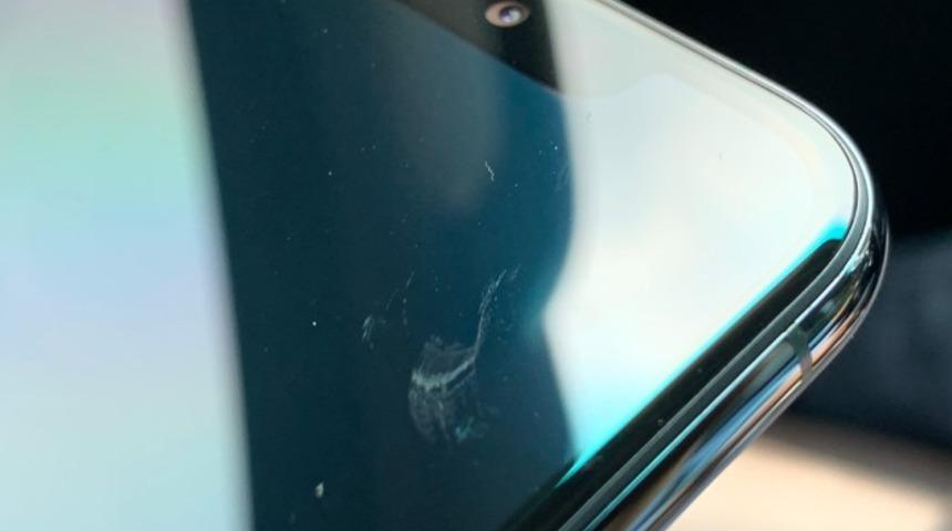 iPhone 11&rsquo;in ekranı durduk yere &ccedil;ok kolay bir şekilde &ccedil;iziliyor