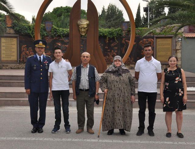 Afrin Gazisi Yunus Emre Işık’a rozet