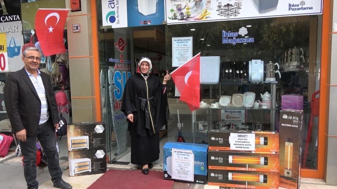 Barış Pınarı Harekatı&rsquo;na T&uuml;rk bayraklı destek