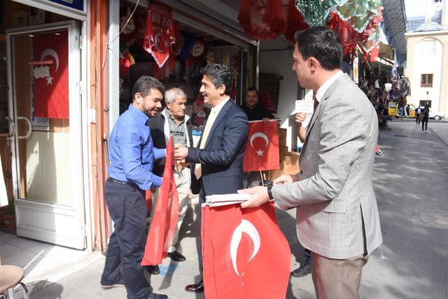 Kırıkkale'de vatandaşlara Türk bayrağı dağıtıldı