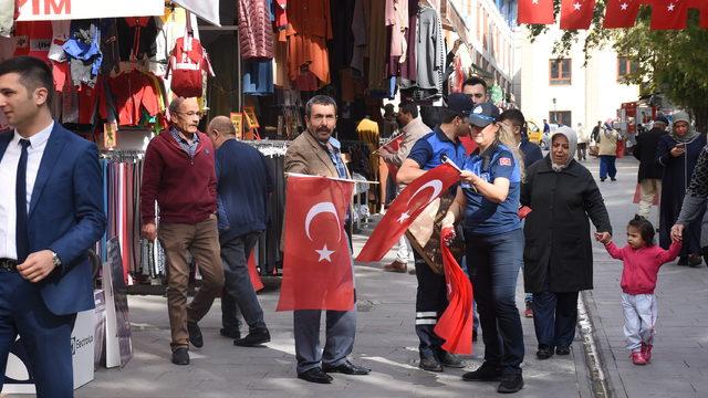 Kırıkkale'de vatandaşlara Türk bayrağı dağıtıldı