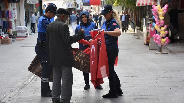 Kırıkkale'de vatandaşlara Türk bayrağı dağıtıldı