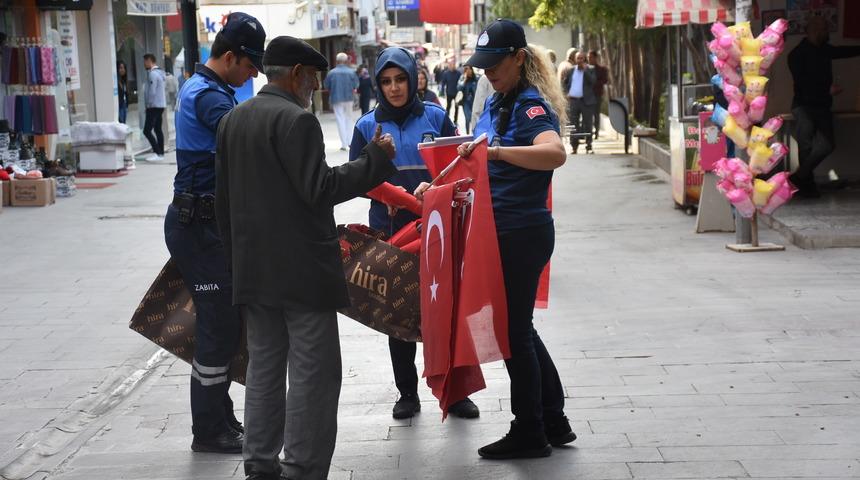 Kırıkkale'de vatandaşlara Türk bayrağı dağıtıldı