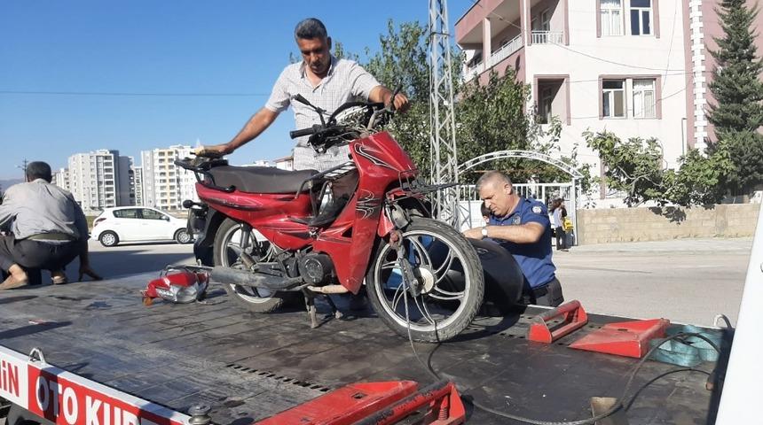 Minibüs ile motosiklet çarpıştı: 1 yaralı