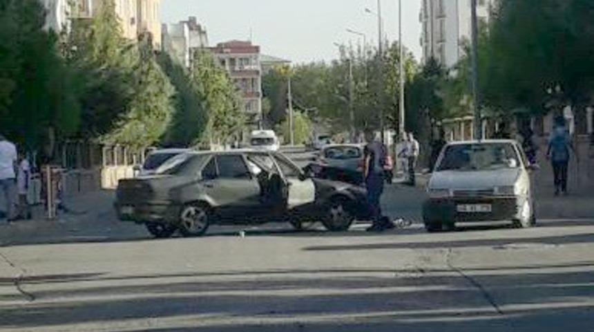 İki otomobil &ccedil;arpıştı: 5 yaralı