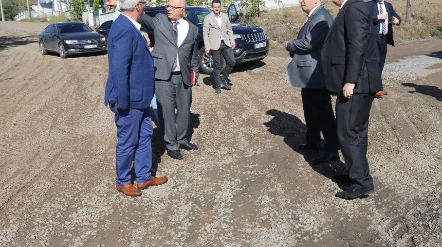 Asfaltlanacak yolları inceledi