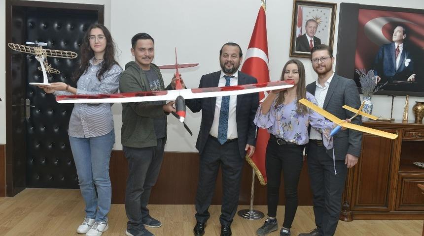 Rektör Akgül’e model uçak hediye edildi