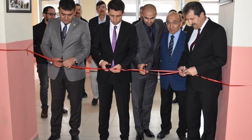 T&Uuml;BİTAK 4006 Bilim Fuarı&rsquo;nda şiir ve t&uuml;rk&uuml;ler dinlendi