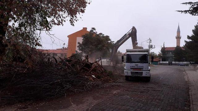 Altıntaş’ta metruk binalar yıkılıyor