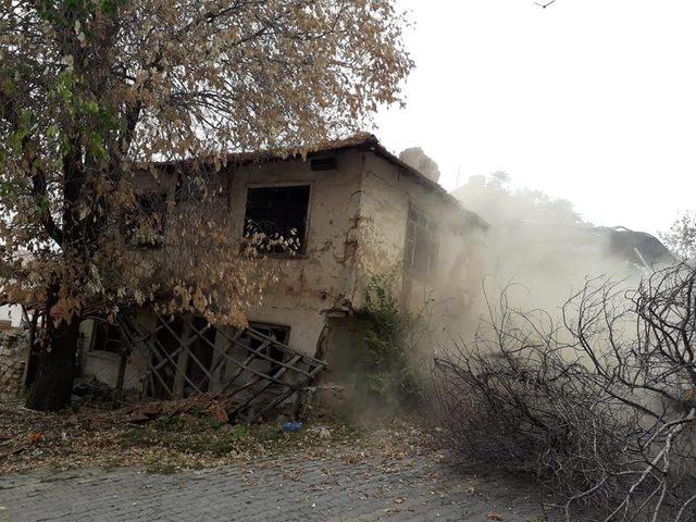 Altıntaş’ta metruk binalar yıkılıyor