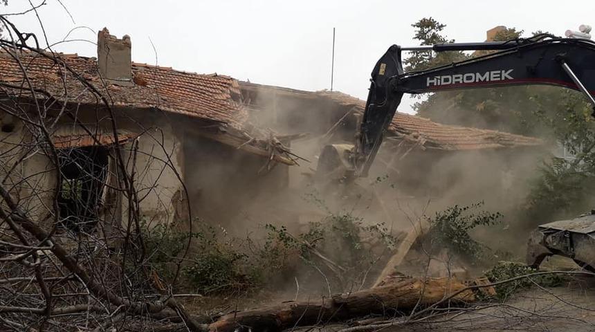 Altıntaş&rsquo;ta metruk binalar yıkılıyor