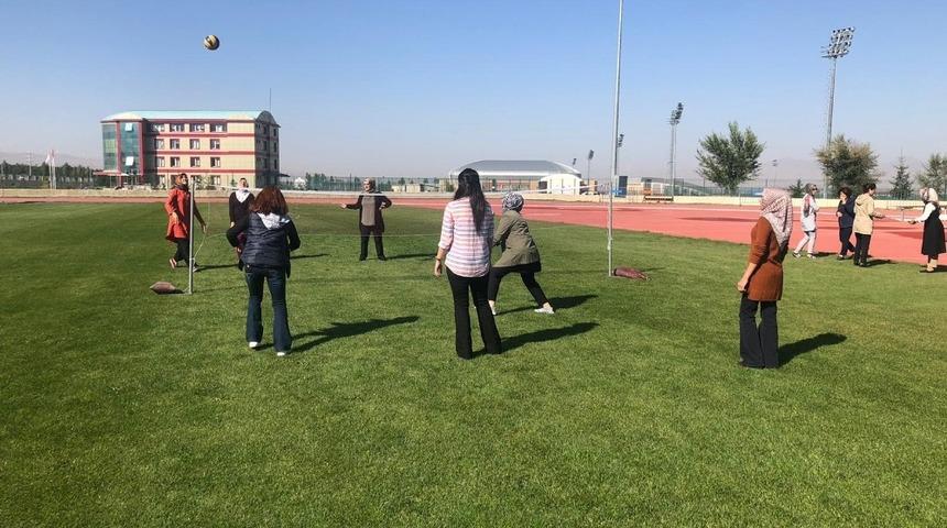 Kadın &ccedil;alışanlar voleybol oynayarak mesailerine başladı