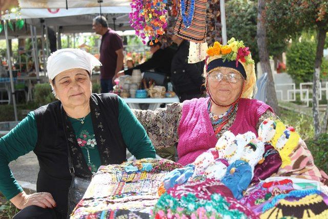 Mikro kredili kadınlar el emeği ürünlerini sergiliyor