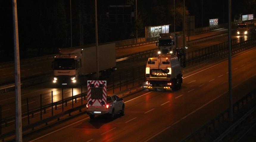 Ekipler, yolları s&uuml;rekli temizliyor