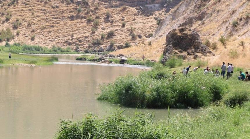 Botan &ccedil;ayına giren &ccedil;ocuk akıntıya kapılarak kayboldu