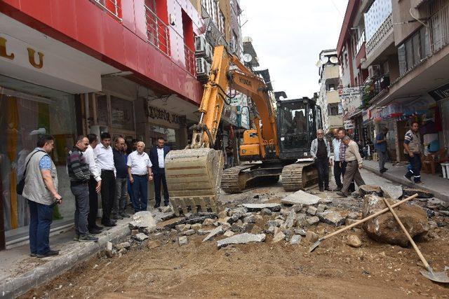 Başkan &Ouml;zcan, Nazilli&rsquo;de yol yenileme &ccedil;alışmalarını inceledi 1