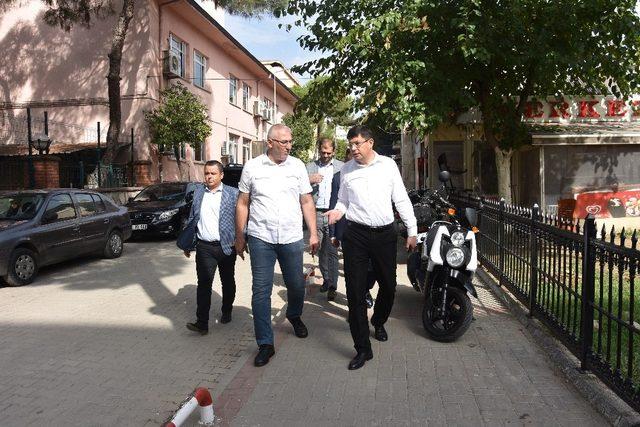 Başkan &Ouml;zcan, Nazilli&rsquo;de yol yenileme &ccedil;alışmalarını inceledi 2