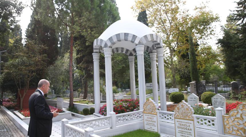 Cumhurbaşkanı Erdoğan'dan anne ve babasının mezarlarına ziyaret