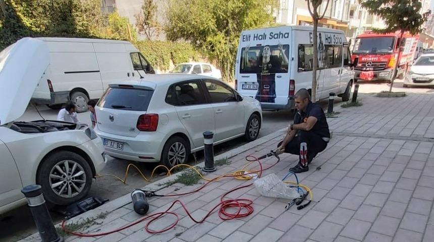 Van&rsquo;da mahsur kalan kedi ve ke&ccedil;ileri itfaiye ekibi kurtardı