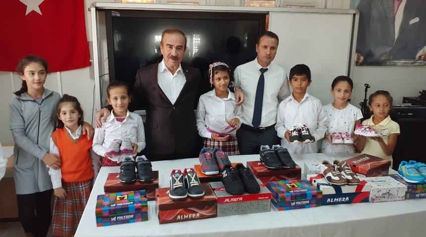 Adıyaman Ticaret Borsası Samsat&rsquo;ta &ouml;ğrencilere yardım yaptı