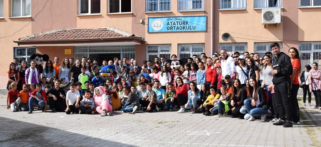 &Uuml;niversite &ouml;ğrencileri Topluma Hizmet ve Uygulamaları dersini k&ouml;y okulunda yaptı