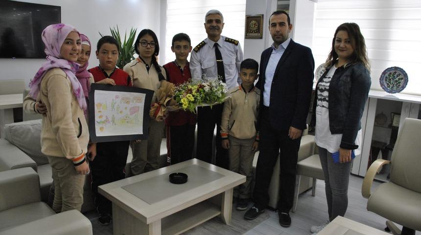 &Ouml;ğrencilerden Mehmet&ccedil;ik Vakfı'na bağış