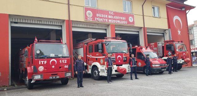 Düzce’de zabıta ve itfaiye araçlarına bayrak astı