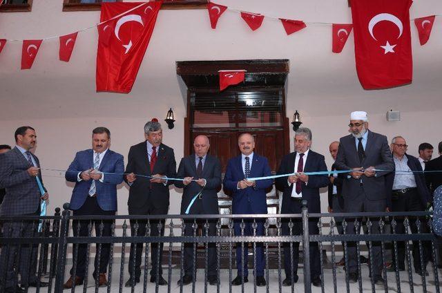 Yenileme çalışmaları tamamlanan tarihi Sivrioğlu Camii ibadete açıldı