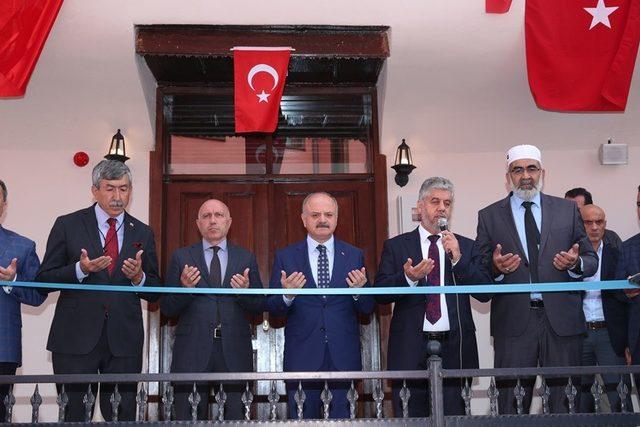 Yenileme çalışmaları tamamlanan tarihi Sivrioğlu Camii ibadete açıldı