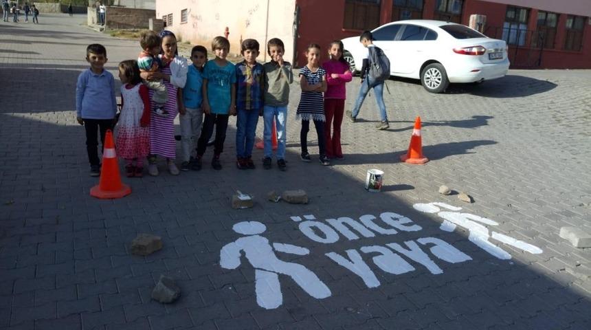 Karlıova&rsquo;daki okul &ouml;nlerine &lsquo;&Ouml;nce Yaya&rsquo; &ccedil;alışması