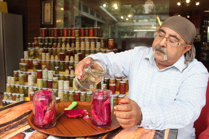 237 çeşit turşu yaptı! Ejder meyvesinin bile turşusunu kuruyor G1