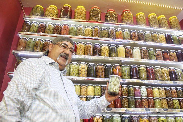 237 çeşit turşu yaptı! Ejder meyvesinin bile turşusunu kuruyor G2