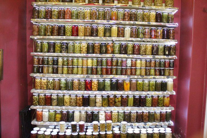 237 çeşit turşu yaptı! Ejder meyvesinin bile turşusunu kuruyor G3